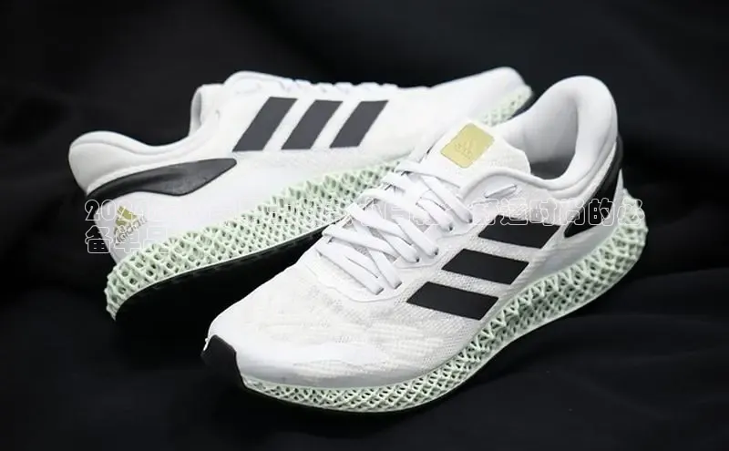 米兰体育彩票神思电子2024年秋季男士新款小白鞋：舒适时尚的必
备单品