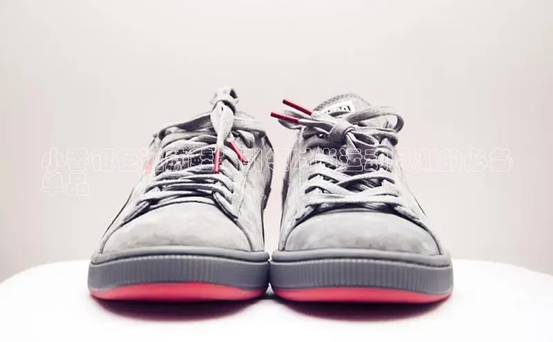 米兰体育app手机下载百度手机输入法小香银色运动鞋：引领时尚运动风潮的必备
单品