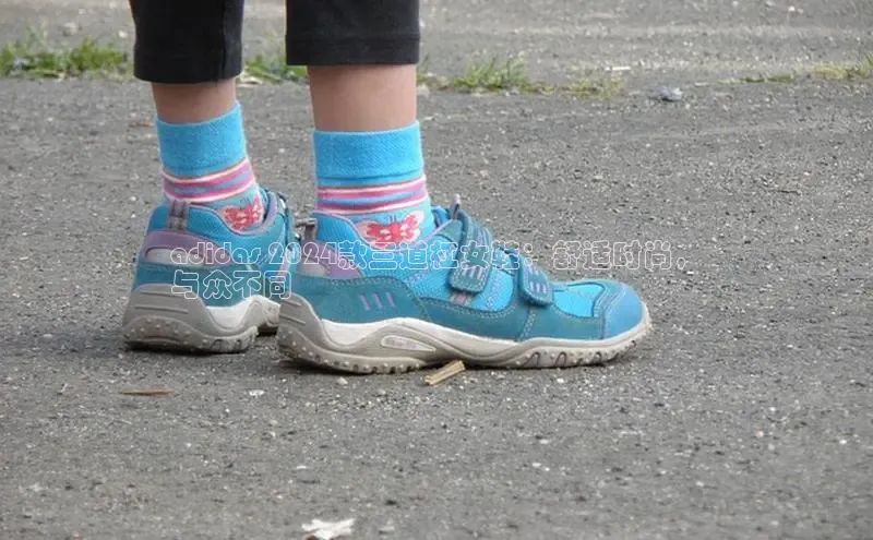 米兰app官方正版官网百度安全社区adidas 2024款三道杠女鞋：舒适时尚，
与众不同