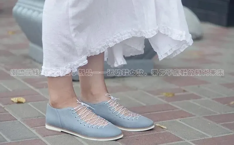 潮流前线：2025夏季新品——运动鞋女款，带你平底鞋的时尚未来